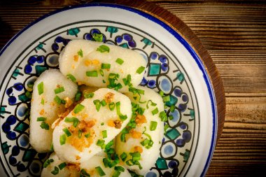 Tahta masaya kıymalı patates köftesi doldurulmuş..