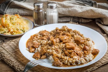 Arpa, haşlanmış et ve lahana ile servis edilir.