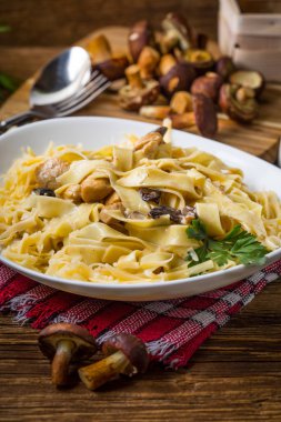 Orman mantarlı ve tavuklu Tagliatelle makarnası. Küçük alan derinliği.