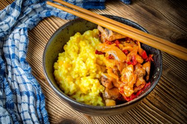 Tahta masada tavuk ve sebzeli safran pilavı..