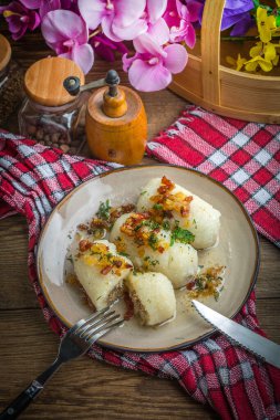 Tahta masaya kıymalı patates köftesi doldurulmuş.. 