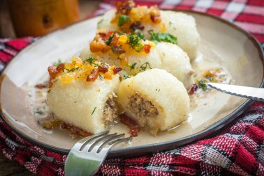 Tahta masaya kıymalı patates köftesi doldurulmuş.. 