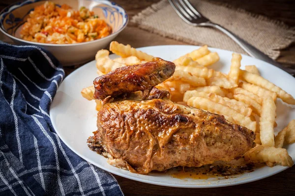 접시에 튀김와 구운된 닭입니다 선택적 — 스톡 사진