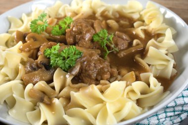 Tagliatelle yosunuyla servis edilen kendi soslu mantarlı domuz köftesi..