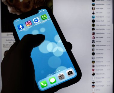 KATOWICE, POLAND - 24 Şubat 2020: Uygulama simgeleriyle birlikte IPhone X ekranı. Polonya versiyonu.