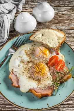 Tahta masada domuz jambonlu sahanda yumurta..