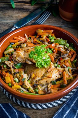 Sebzeli kızarmış tavuk fileto. Koyu ışık.