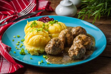 Soslu köfte, patates ve kızılcık reçeli..