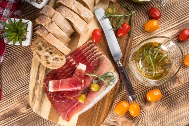 İnce dilimlenmiş ciabatta ekmeği, domates, zeytin ile Alman kara orman jambon dilimlenmiş.