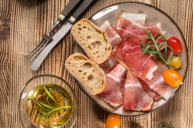 İnce dilimlenmiş ciabatta ekmeği, domates, zeytin ile Alman kara orman jambon dilimlenmiş. Üstten görünüm.