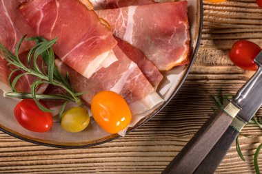 İnce dilimlenmiş ciabatta ekmeği, domates, zeytin ile Alman kara orman jambon dilimlenmiş. Üstten görünüm.