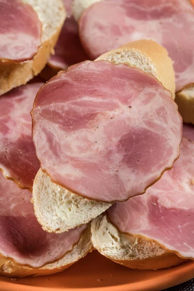 Sandwich Gemaakt Van Tarwebrood Boter Plakjes Droge Worst Selectieve Focus — Stockfoto