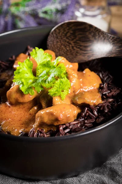 Curry Rojo Tailandés Con Pollo Arroz Negro Enfoque Selectivo — Foto de Stock