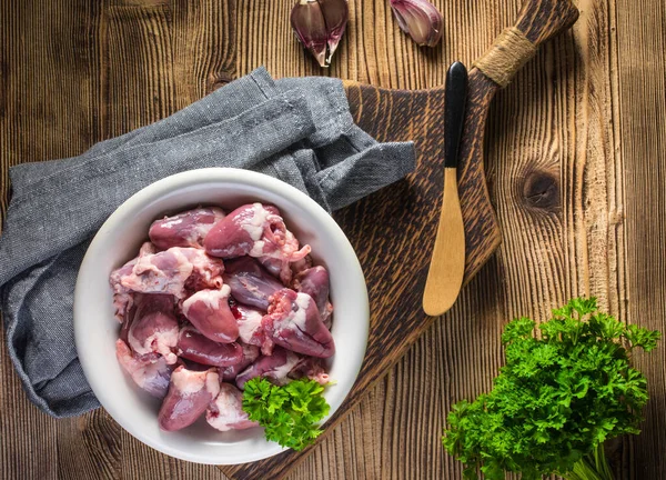 Frische Rohe Hühnerherzen Auf Holzbrett — Stockfoto