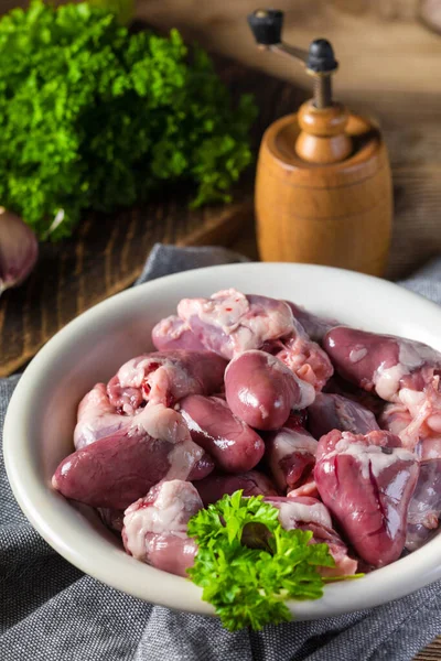 Frische Rohe Hühnerherzen Auf Holzbrett — Stockfoto