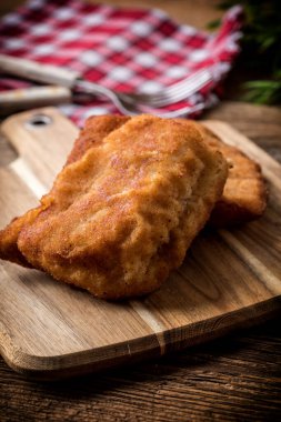 İki kızarmış balık fileto. Küçük alan derinliği.