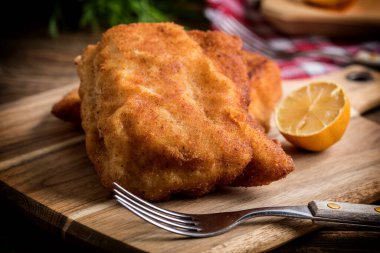 İki kızarmış balık fileto. Küçük alan derinliği.