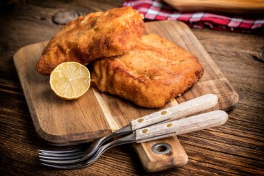 İki kızarmış balık fileto. Küçük alan derinliği.