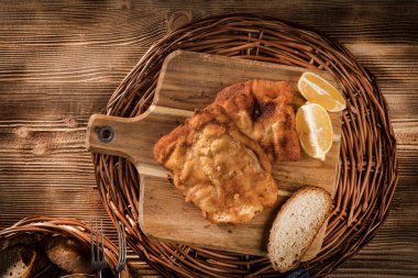 Morina fileto kırıntıları bir kesme tahtası üzerinde kızarmış. Üstten görünüm.