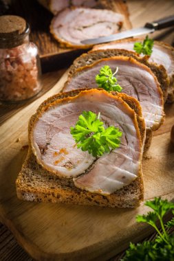 Lezzetli kahvaltı. Pastırmalı siyah ekmek..