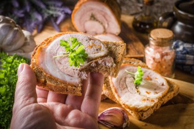 Lezzetli kahvaltı. Pastırmalı siyah ekmek..