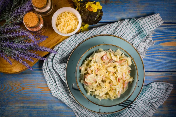 Tagliatelle Mosse Carbonara Tálban Asztalon Sekély Mélységélesség — Stock Fotó