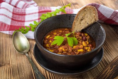 Kavanozda Meksika biberi. Seçici odak.