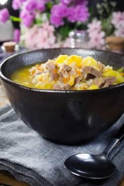 Sebzeli Polonya arpa çorbası ve tavuk kalbi - krupnik.