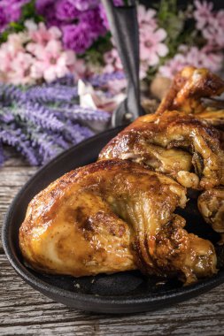 Çeyrek kızarmış tavuk ve dökme demir tava. Seçici odak.