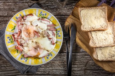 Eski ahşap arka planda sosisli sahanda yumurta..
