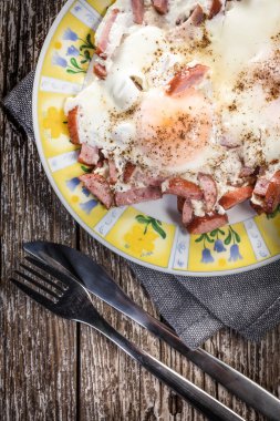 Eski ahşap arka planda sosisli sahanda yumurta..