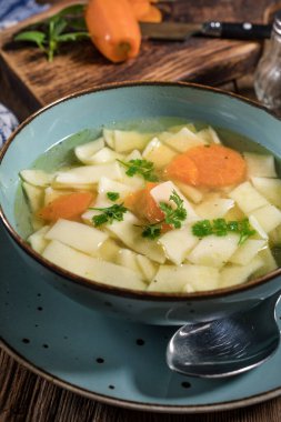 Çorba. Erişteli tavuk çorbası..