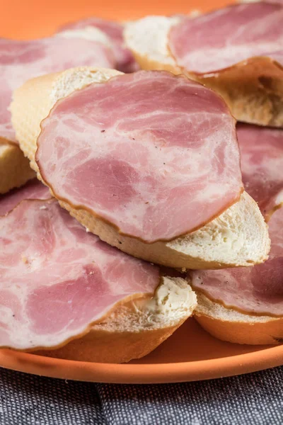 Sandwich Aus Weizenbrot Butter Und Trockenen Wurstscheiben Selektiver Fokus — Stockfoto