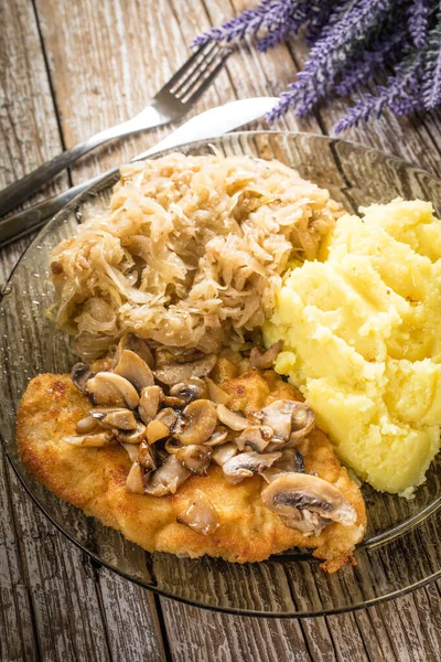 Costeleta Porco Empanada Com Cogumelos Servida Com Repolho Cozido Purê — Fotografia de Stock