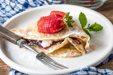 Reçelli, peynirli ve çilekli Polonya gözlemeleri..