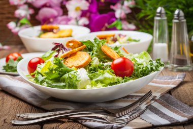 Beyaz kase karışık salata. Seçici odak.