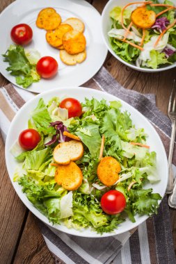 Beyaz kase karışık salata. Seçici odak.