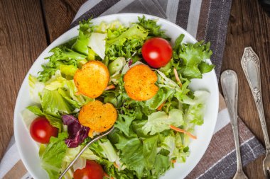 Beyaz kase karışık salata. Seçici odak.