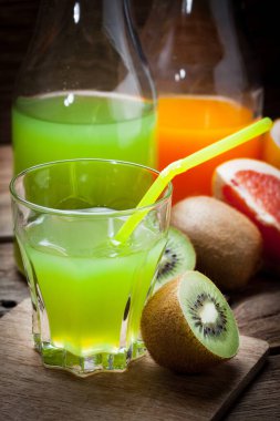 Meyve ve meyve suyu ahşap bir masa üzerinde. Seçici odak.