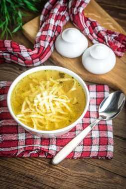 Çorba. Erişteli tavuk çorbası..