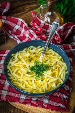 Çorba. Erişteli tavuk çorbası..