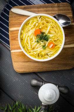 Erişte, carror ve maydanoz bir plaka ile lezzetli et suyu