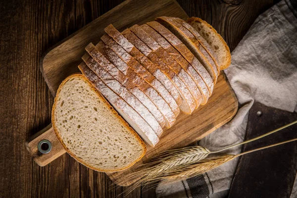 Ekmek kesme tahtası üzerinde dilimlenmiş. Küçük alan derinliği.