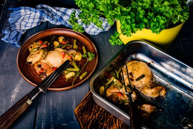 Bir kavurma tavada sebzeli tavuk eti pişirme için hazırlanan.