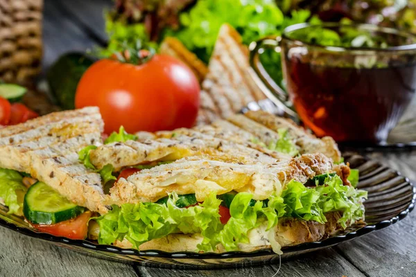 Sandwich Panini Con Jamón Tomate Lechuga Plato —  Fotos de Stock