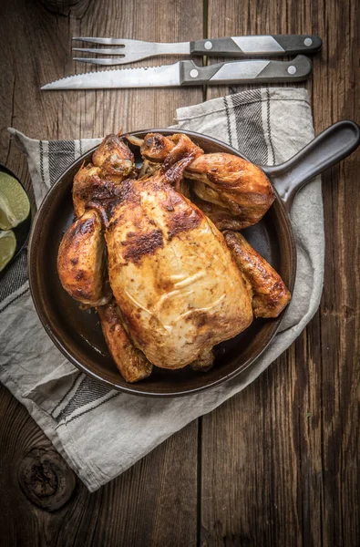 Pollo Arrosto Sul Piatto Sul Tavolo Legno Vista Dall Alto — Foto Stock