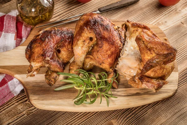 Pedaços Frango Assado Uma Tábua Corte Madeira — Fotografia de Stock