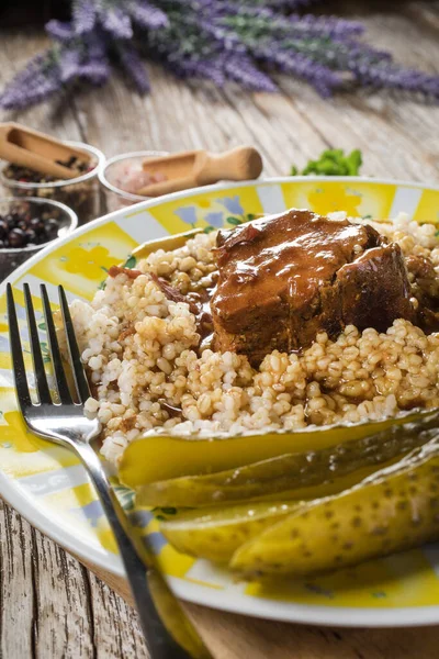 Mástil Cerdo Guisado Con Salsa Servida Con Cebada Sobre Mesa —  Fotos de Stock