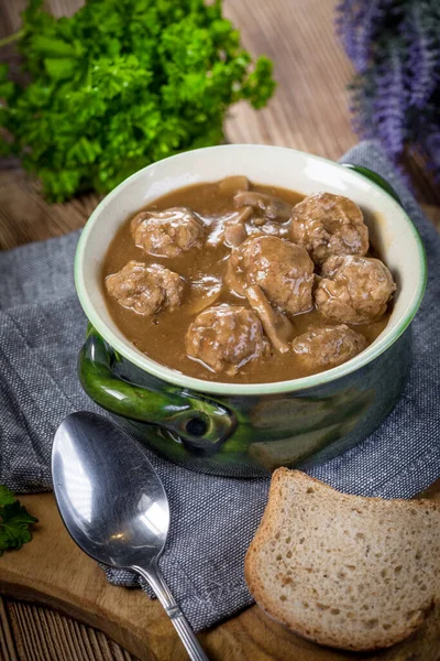 Boulettes Porc Avec Nouilles Dans Bol Vert Concentration Sélective — Photo