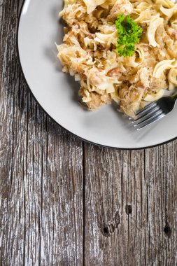 Lahana turşulu makarna ve pastırma. Seçici odak.